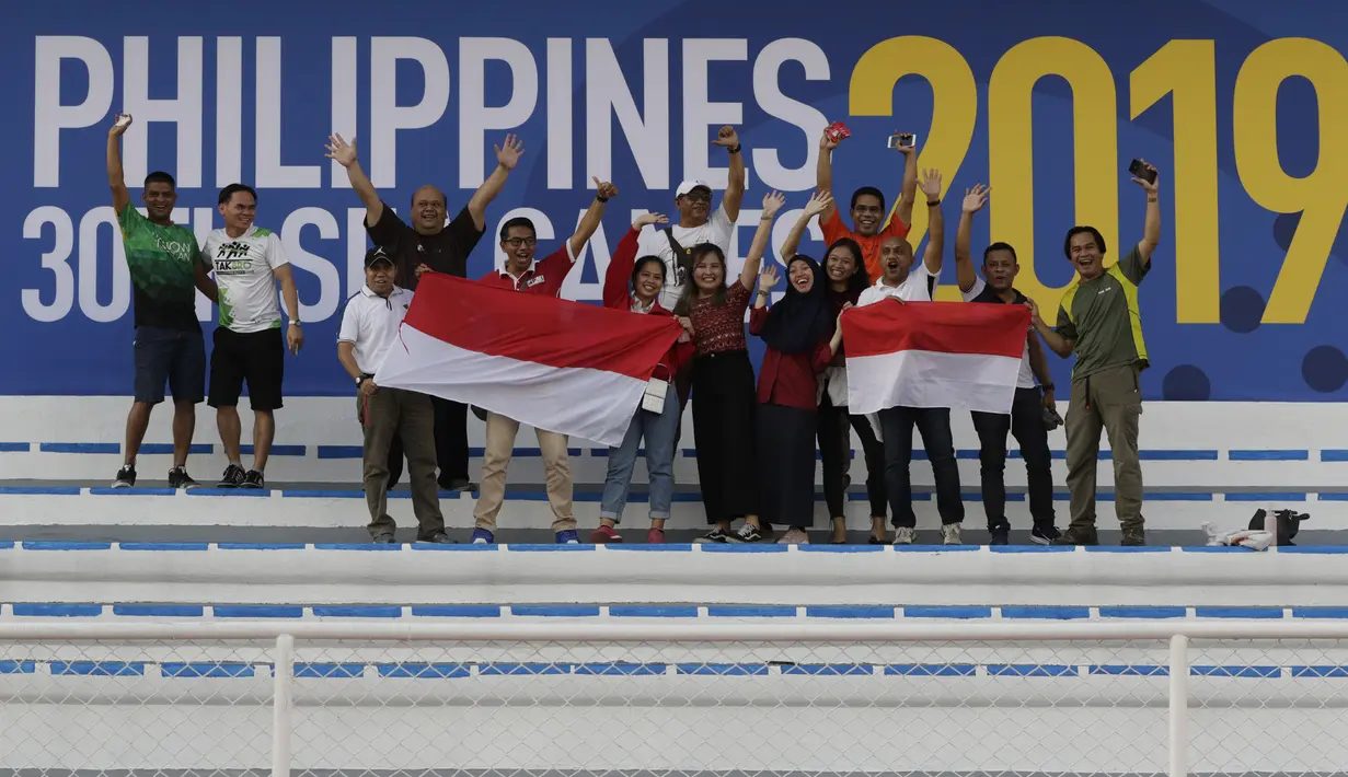 Suporter memberikan dukungan kepada Timnas Indonesia U-22 saat melawan Thailand U-22 pada laga SEA Games 2019 di Stadion Rizal Memorial, Manila, Selasa (26/11). Indonesia menang 2-0 atas Thailand. (Bola.com/M Iqbal Ichsan)
