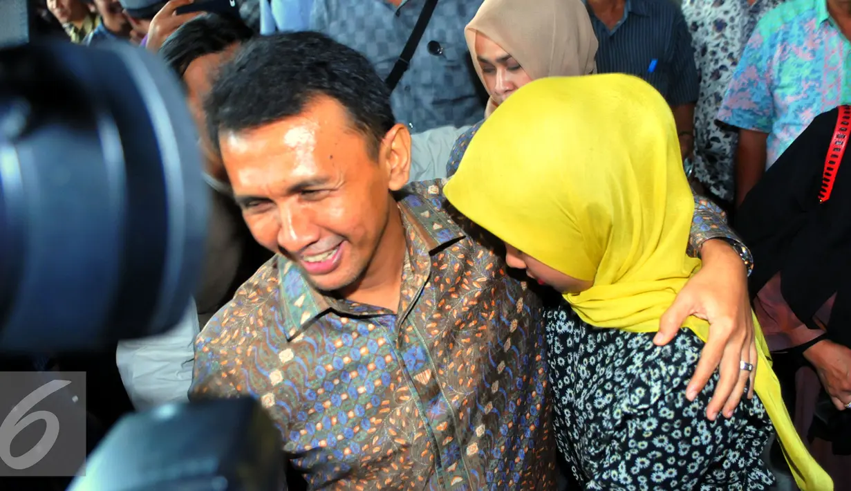 Gatot Pudjo Nugroho merangkul anaknya usai menjalani sidang di Pengadilan Tipikor, Jakarta,Rabu (17/2). JPU menuntut Gatot dengan hukuman pidana selama 4 tahun enam bulan penjara. (Liputan6.com/Faisal R Syam)