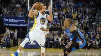 Guard Warriors, Stephen Curry dihalangi pemain Oklahoma City Thunder (Reuters)