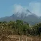 Asap mengepul dari kebakaran hutan di Gunung Panderman (Liputan6.com/Zainul Arifin)