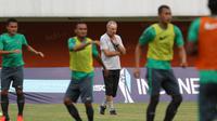 Pelatih Timnas Indonesia, Alfred Riedl tengah mengawasi sesi latihan jelang melawan Vietnam pada laga uji coba di Stadion Maguwohardjo, Sleman, Jumat (7/10/2016). (Bola.com/Nicklas Hanoatubun)