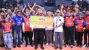 <p>Tokoh pembina Jakarta LavAni Allobank Electric, Agus Harimurti Yudhoyono (tengah) saat menerima papan simbolis uang senilai Rp30 juta sebagai juara putaran kedua PLN Mobile Proliga 2024 usai mengalahkan Jakarta Garuda Jaya pada laga seri keempat putaran kedua di GOR Terpadu A. Yani, Pontianak, Sabtu (22/6/2024). Jakarta LavAni Allobank Electric menang 3-0 (25-20, 25-11, 25-20). (Dok. PBVSI)</p>