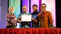 Ketua MPR Zulkifli Hasan (kanan) saat menghadiri Festival Konstitusi dan Pemberantasan Korupsi di Universitas Hasanuddin, Makassar, Sulawesi Selatan. (Foto: Humas MPR)