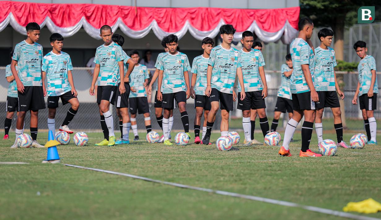 Sejumlah pelatih Timnas Indonesia U-17 mengikuti seleksi yang berlangsung di Lapangan B, Kompleks Stadion Utama Gelora Bung Karno (SUGBK), Senayan, Jakarta, Kamis (08/08/2024). (Bola.com/Bagaskara Lazuardi)