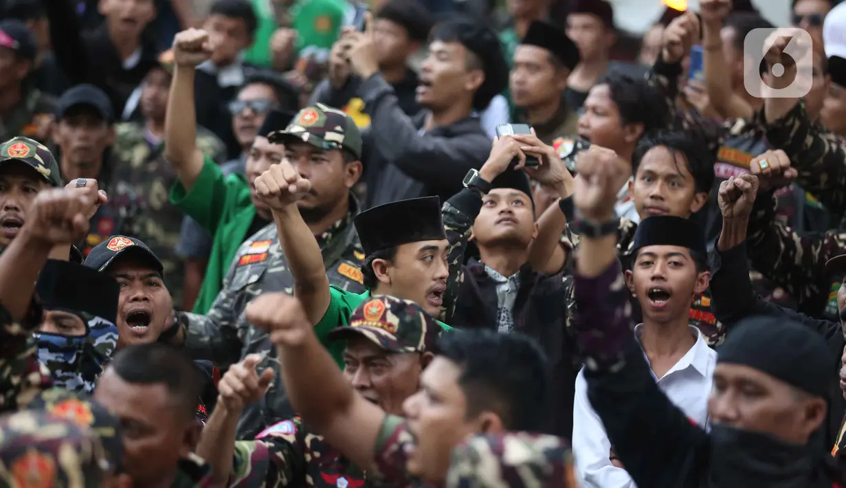 Sebelumnya, pada Kamis (12/3/2026), KPK secara resmi melakukan penahanan Yaqut Cholil Qoumas terkait dugaan tindak pidana korupsi terkait kuota haji untuk penyelenggaraan ibadah haji Indonesia tahun 2023-2024. Tampak dalam foto, anggota dan simpatisan Barisan Ansor Serbaguna (Banser) saat berunjuk rasa di depan gedung Merah Putih Komisi Pemberantasan Korupsi (KPK), Jakarta, Kamis (12/3/2026). (Liputan6.com/Helmi Fithriansyah)