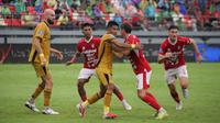 Bali United berhasil meraih kemenangan 4-1 atas Bhayangkara FC pada laga pekan ke-33 BRI Super League musim ini di Stadion Kapten I Wayan Dipta, Gianyar, Minggu (17/05/2026) malam WIB. (Bola.com/Alit Binawan)