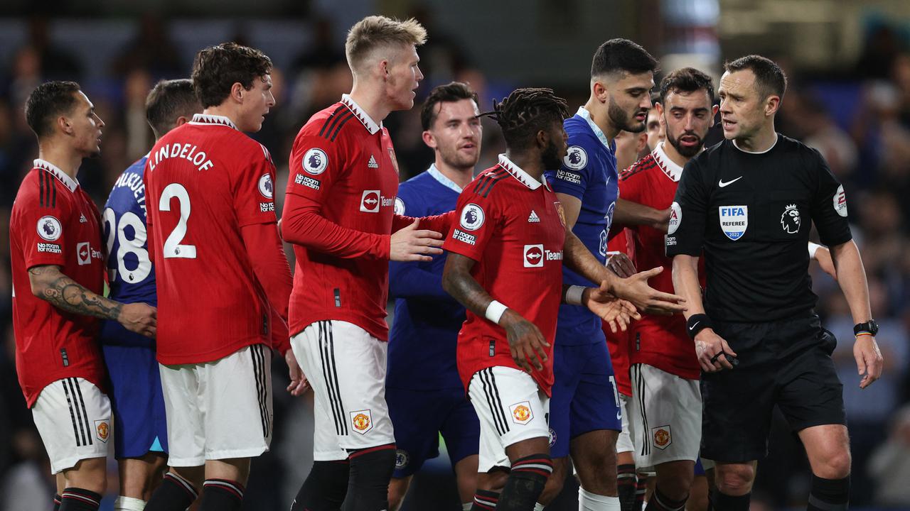 Pemain MU melakukan protes keras kepada wasit di laga Liga Inggris melawan Chelsea