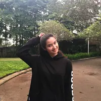 Anak dari Titi DJ, Stephanie Poetry Dougherty merupakan salah satu anak artis yang kerap tampil tanpa make up. Walaupun demikian, ia tetap terlihat cantik dan menawan. (Foto: instagram.com/stephaniepoetri)