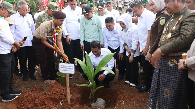 Mentan Amran Luncurkan Gerakan Menanam Lima Juta Kelapa di Selayar