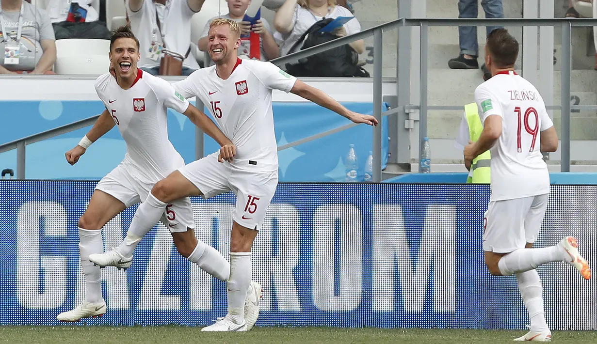 Para pemain Polandia merayakan gol Jan Bednarek (kiri) saat melawan Jepang pada laga terakhir grup H di Volgograd Arena, Volgograd, Rusia (28/6/2018). Jepang kalah 0-1 dari Polandia. (AP/Darko Vojinovic)