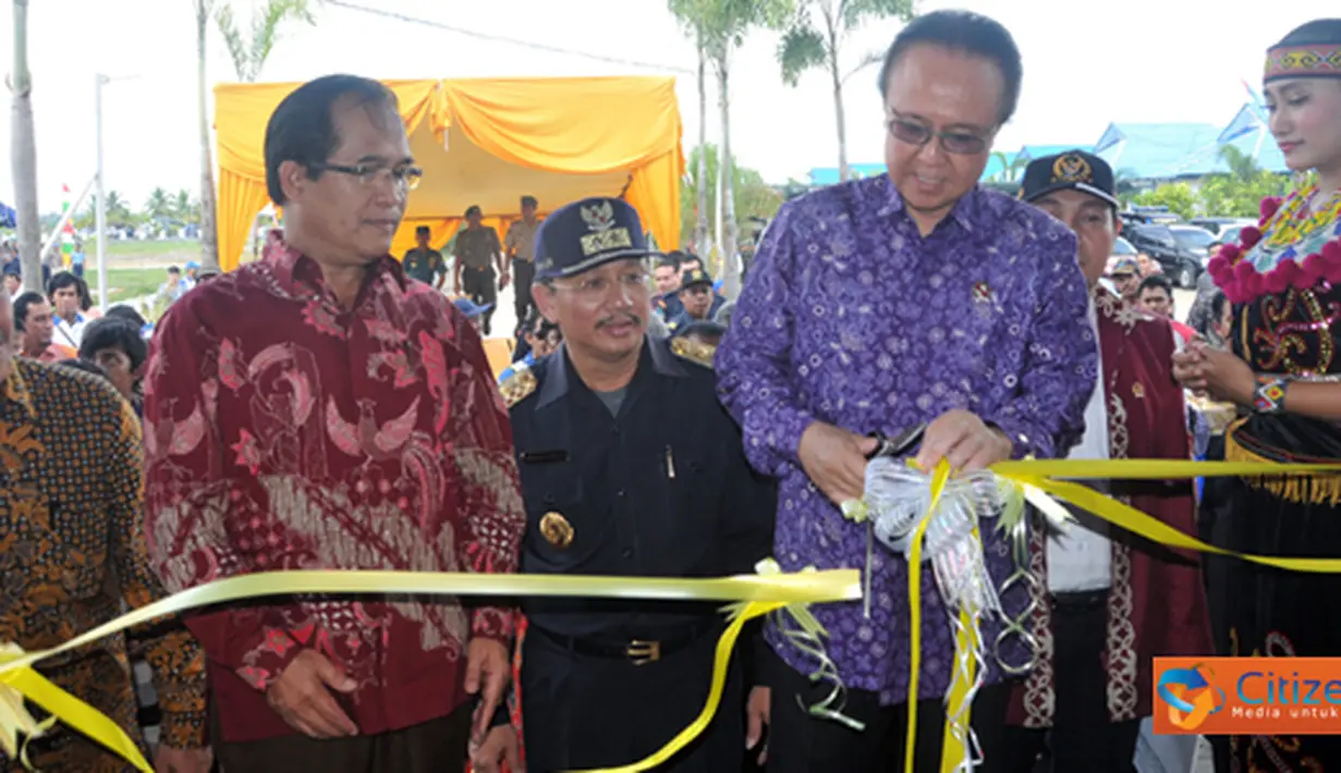 Citizen6, Kalbar: MKP Sharif C Sutardjo menggunting pita tanda peresmian stasiun PSDKP Sungai Rengas didampingi Dirjen PSDKP Syahrin Abdurahman. (Pengirim: Efrimal Bahri)