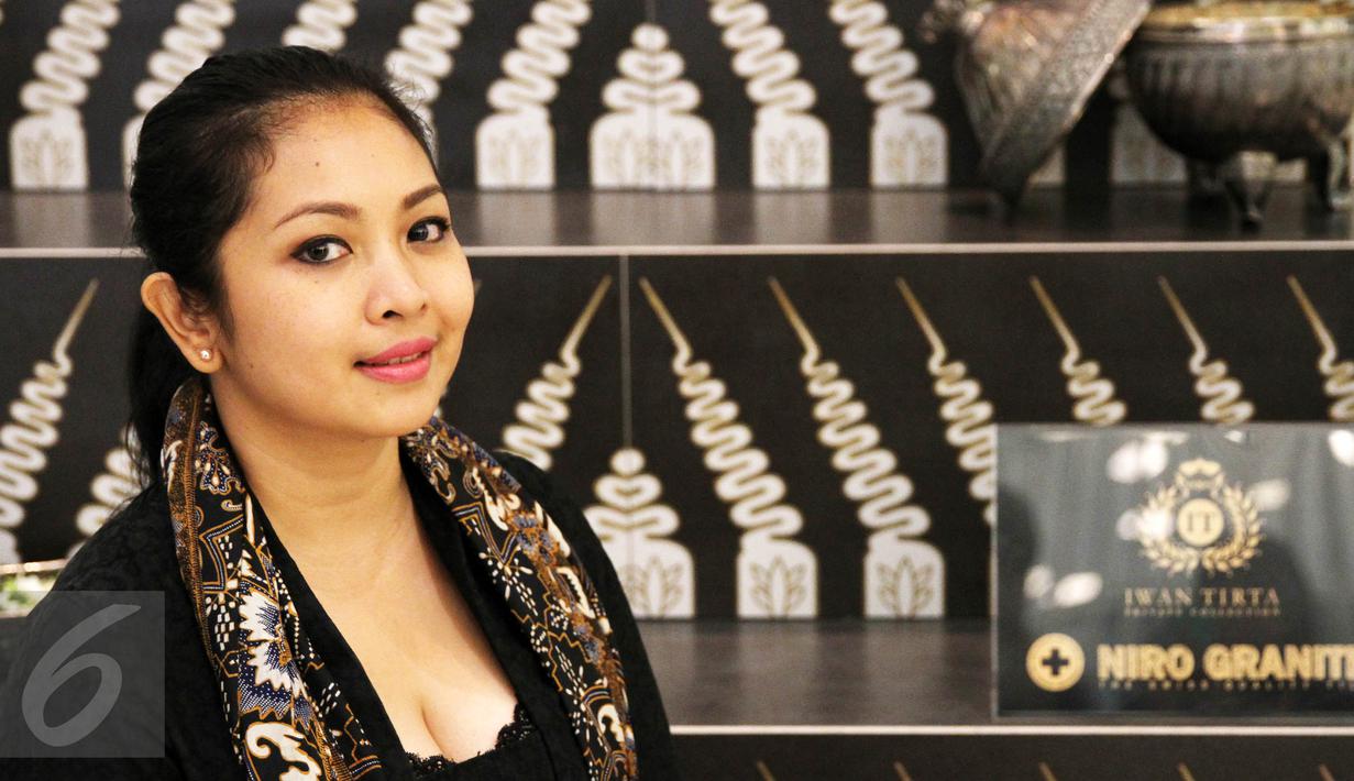 (Kiri) Creative Director Iwan Tirta Private Collection, Era Soekamto berpose di dekat instalasi pendapa istana kerajaan Jawa yang bertajuk Catur Sagotro di Main Lobby Senayan City, Jakarta, Kamis (1/10/2015). (Liputan6.com/ Immanuel Antonius) 