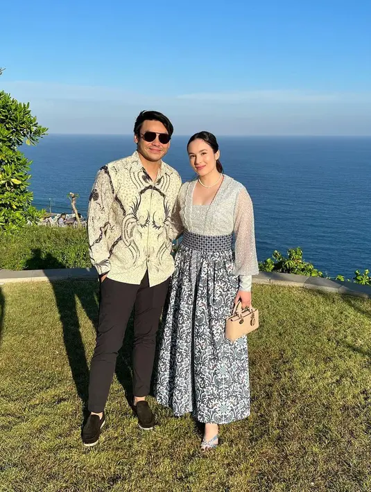 Salah satu momen hadiri sebuah undangan pernikahan di Bali, Chelsea Islan dan suami tampil serasi memakai batik. [Foto: IG/robclintonkardinal].