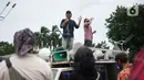 Massa dari Aliansi Anak Bangsa Cinta Kedamaian menggelar aksi unjuk rasa di depan Gedung Polda Metro Jaya, Jakarta, Senin (7/12/2020). Massa menuntut aparat kepolisian segera menangkap Rizieq Shihab atas dugaan pelanggaran protokol kesehatan beberapa waktu lalu. (Liputan6.com/Immanuel Antonius)