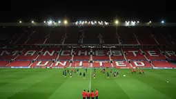 Suasana latihan para pemain Sevilla jelang menghadapi Manchester United pada leg kedua babak 16 besar Liga Champions di stadion Old Trafford di Manchester, Inggris (12/3). Pada leg pertama Sevilla bermain imbang 0-0 atas MU. (AFP Photo/Oli Scarff)