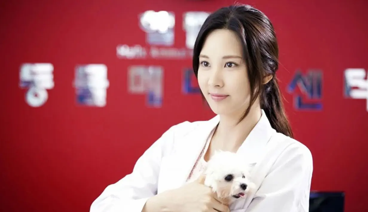 Saat bermain drama Dr. Romantic, Seohyun SNSD berperan jadi seorang dokter. Kira-kira kalau dokternya secantik Seohyun, pasti ia kebanjiran pasien laki-laki. (Foto: koreaboo.com)