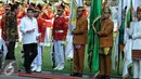 Presiden Joko Widodo dan Presiden Rodrigo Duterte berjalan menuju Istana Negara, Jakarta, Jumat (9/9). Duterte memilih Indonesia sebagai tujuan pertama kunjungan kenegaraannya. (Liputan6.com/Faizal Fanani)