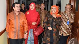 Mantan Menteri Sosial Salim Segaf Al Jufri mengantarkan Khofifah Indar Parawansa berkeliling melihat ruang yang ada di Gedung Kementerian Sosial, Jakarta, Selasa (28/10/2014). (Liputan6.com/Miftahul Hayat)