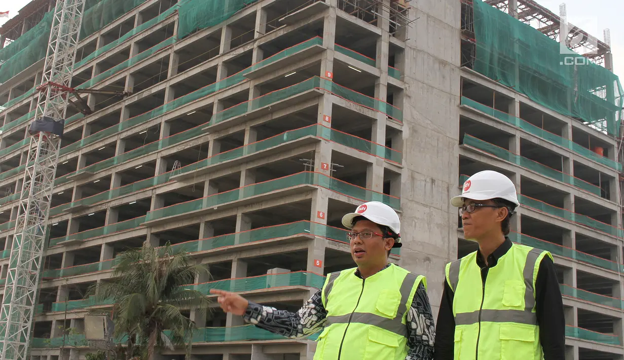 Project Dir. LRT City Jaticempaka-Gateway Park, Ibnu Mahmud Junaidi dan Manager Pemasaran PT Adhi Commuter Properti Djoko Santoso berbincang pada acara Topping Off Tower Accordeon LRT City Jaticempaka Gateway Park di Bekasi, Sabtu (17/11). (Liputan6.com)