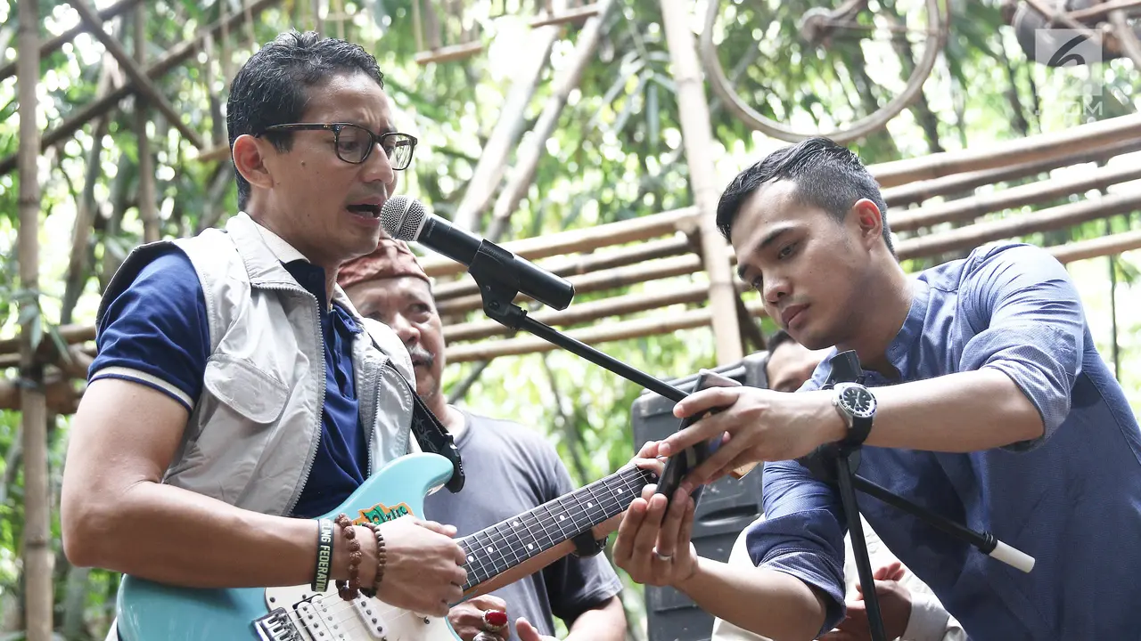 Gaya Sandiaga Uno Bermain Gitar Sambil Nyanyi Lagu Bujangan