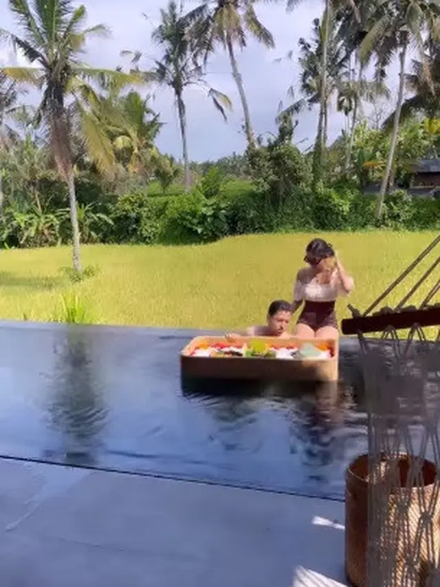 Momen bulan madu romantis Rendi Jhon dan Glenca Chysara. (Foto: Instagram/glencachysaraofficial)