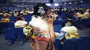 Seorang perempuan Jepang berkimono yang merayakan ulang tahun ke-20 berjalan sebelum memulai upacara resmi, yang biasa disebut upacara Kedewasaan di Yokohama dekat Tokyo, Senin (9/1/2023). Diadakan setiap tahun pada hari Senin kedua di bulan Januari, pemerintah kota setempat merayakan Hari Kedewasaan atau Seiji no Hi. (AP Photo/Eugene Hoshiko)