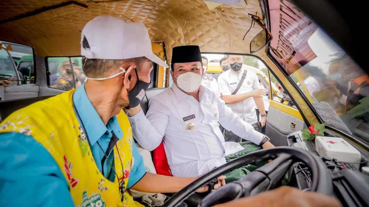Bupati Jember  Hendy Siswanti (Kiri) mencoba angkot Sultan (Istimewa)