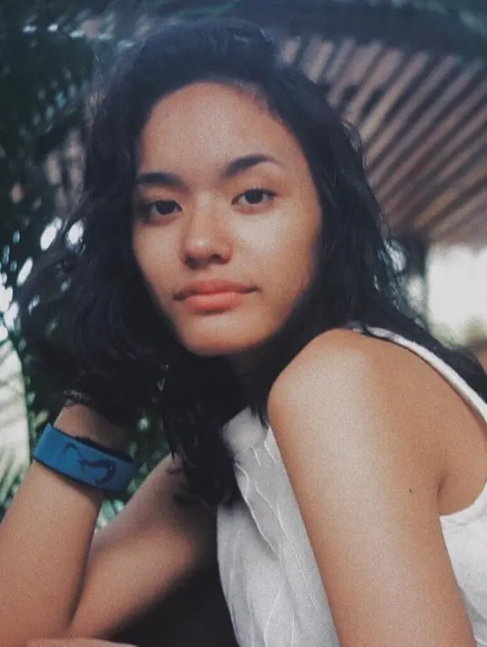 Perempuan berusia 20 tahun ini memang digadang-gadang akan menjadi bintang besar di dunia akting Tanah Air. Kemampuan akting memukaunya di film Yuni membuat Arawinda diyakini akan terus menjadi aktris dengan karya-karya hebat berupa film-film yang dibintanginya. (Liputan6.com/IG/@arawindak)