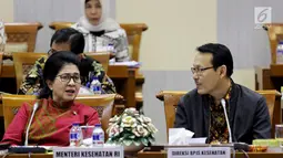 Menteri Kesehatan Nila Moeloek berbincang dengan Direksi PBJS Kesehatan, Fahmi Idris di sela rapat kerja dengan Komisi IX DPR di Kompleks Parlemen MPR/DPR-DPD, Senayan, Jakarta, Kamis (29/3). (Liputan6.com/JohanTallo)