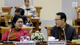 Menteri Kesehatan Nila Moeloek berbincang dengan Direksi PBJS Kesehatan, Fahmi Idris di sela rapat kerja dengan Komisi IX DPR di Kompleks Parlemen MPR/DPR-DPD, Senayan, Jakarta, Kamis (29/3). (Liputan6.com/JohanTallo)