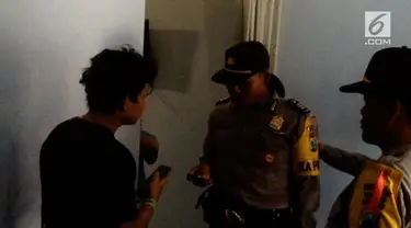 Polisi menangkap beberapa remaja yang berduaan di rumah kontrakan atau kosan saat bulan Ramadan.