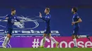 Pemain Chelsea Jorginho (kiri) melakukan selebrasi usai mencetak gol ke gawang Everton pada pertandingan Liga Inggris di Stadion Stamford Bridge, London, Inggris, Senin (8/3/2021). Chelsea menang 2-0. (Glyn Kirk/Pool via AP)