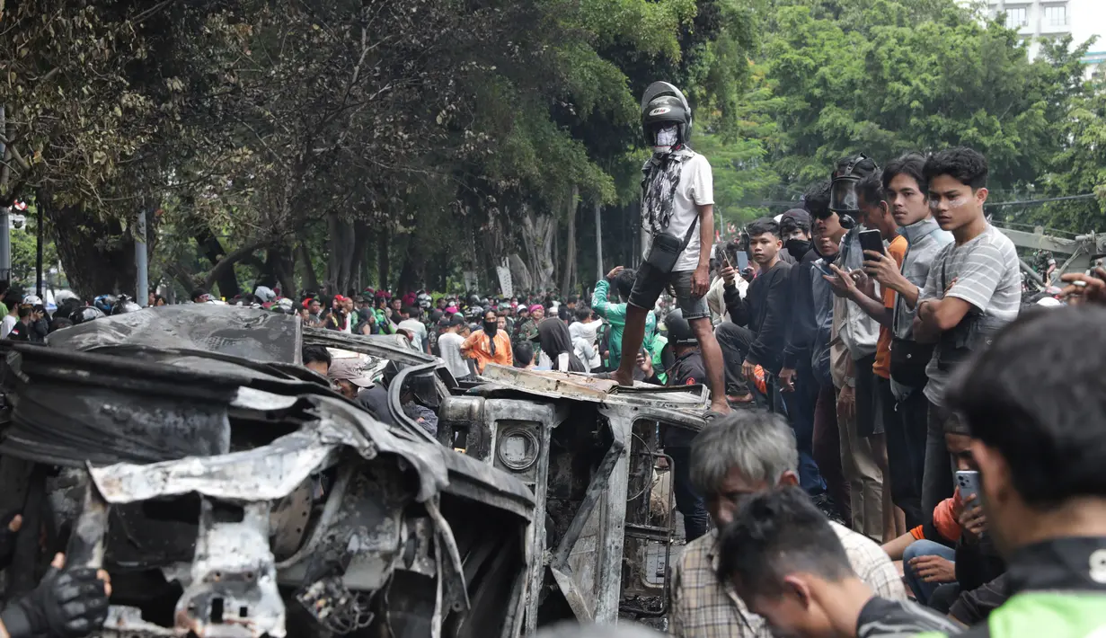 Mobil-mobil tersebut terparkir di seberang Mako Brimob Polda Metro Jaya. (merdeka.com/Arie Basuki)