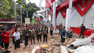 Ketua BNPB Letjen TNI Suharyanto mendatangi gedung KONI yang rusak akibat gempa. (Liputan6.com/Yoseph Ikanubun)