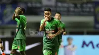 Pemain PS TNI merayakan gol Gustur saat melawan Persib Bandung pada lanjutan Liga 1 2017 di Stadion Pakansari, Bogor, Sabtu (22/4/2017). PS TNI bermain imbang 2-2. (Bola.com/Nicklas Hanoatubun)