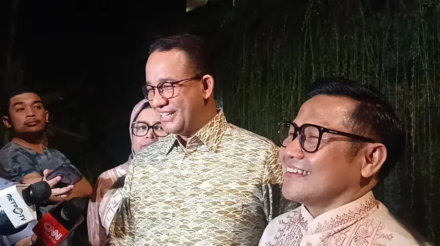 Calon wakil presiden (cawapres) Muhaimin Iskandar alis Cak Imin melakukan kunjungan ke kediaman calon presiden Anies Rasyid Baswedan di Jakarta Selatan, Selasa malam (16/4/2024). (Merdeka.com/Nur Habibie)