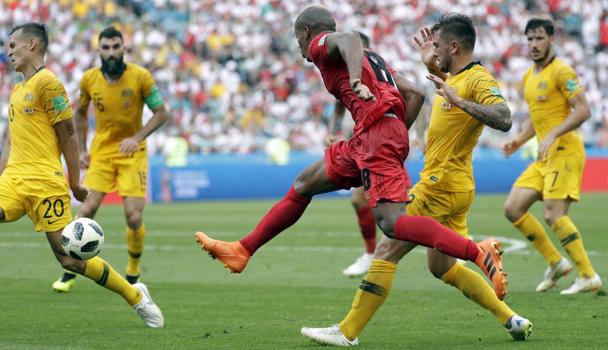 Gelandang Peru, Christian Cueva, melepaskan tendangan saat melawan Australia pada laga grup C Piala Dunia di Stadion Fisht, Sochi, Selasa (26/6/2018). Peru menang 2-0 atas Australia. (AP/Gregorio Borgia)