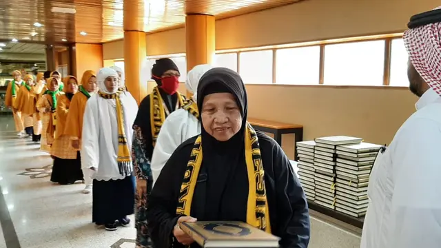 Pengunjung mendapatkan Alquran gratis usai melihat langsung Percetakan Alquran Majma Malik Fahd Li Thibaah Mushaf Syarif di Madinah.  MCH 2019