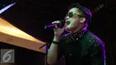 Aksi vokalis baru Drive saat peluncuran album ke 5 mereka di kawasan SCBD, Jakarta, Selasa (24/05/2016). Drive mengklaim suara vokalis barunya nyaris sama dengan Anji. (Liputan6.com/Herman Zakharia)