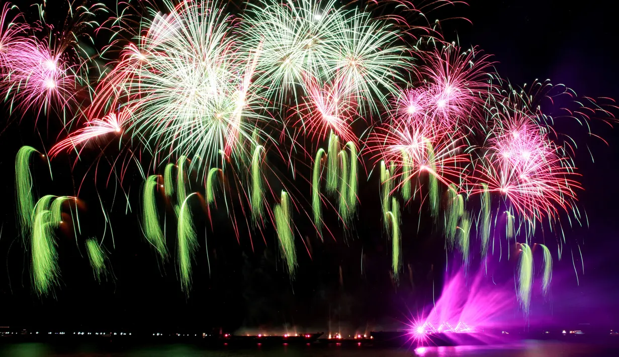 Pertunjukan kembang api, menggunakan drone, menghiasi langit Manila pada puncak kompetisi Pyromusical Internasional ke-9 di Filipina, Sabtu (24/3). Peserta kompetisi adalah para maestro kembang api kelas dunia dari berbagai negara. (AP/Bullit Marquez)