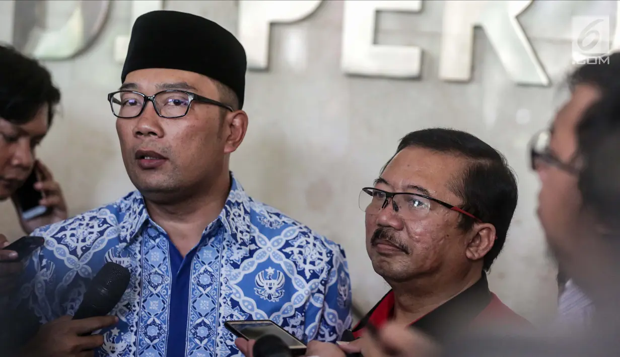 Walikota Bandung Ridwan Kamil memberikan keterangan usai pertemuan tertutup di DPP PDIP, Jakarta, Rabu (3/1). Kamil mengatakan dirinya hanya menyambung bersilaturahmi dan membicarakan topik ringan dengan pengurus PDIP. (Liputan6.com/Faizal Fanani)
