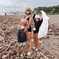 Jennifer Bachdim bersama anak bersihkan pantai (Instagram/jenniferbachdim)