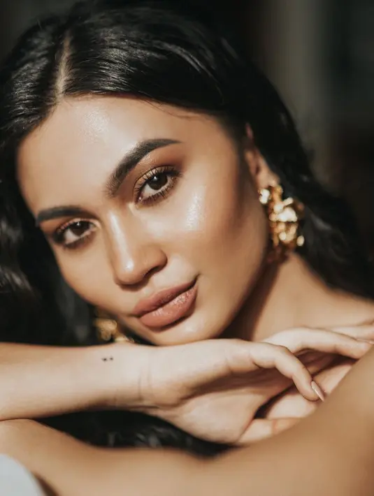 Punya paras menawan, dara kelahiran 1996 ini jadi idola banyak orang, khususnya bagi kaum adam. Tampil dengan makeup bold, begini penampilan Ariel Tatum dalam pemotretan terbarunya. (Instagram/arieltatum)