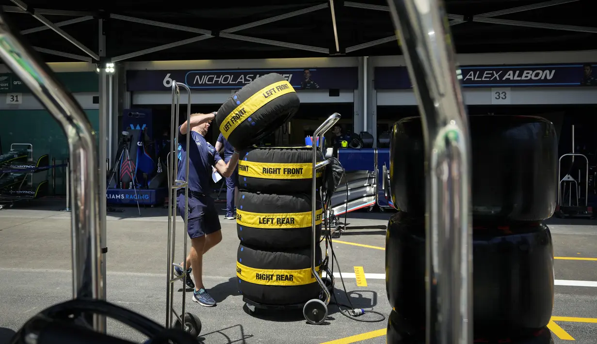 Seorang mekanik menyimpan ban Nicholas Latifi dari Williams di garasi tim di Sirkuit Baku, Baku, Azerbaijan, Kamis (9/6/2022). Formula 1 2022 masih seru untuk disimak. (AP Photo/Sergei Grits)