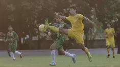 Striker Vamos Indonesia, Dony, berebut bola dengan pemain PS Tira Persikabo U-18 pada pertandingan persahabatan di Lapangan A GBK, Jakarta, Rabu (29/5). Kedua klub bermain imbang 1-1. (Bola.com/Yoppy Renato)