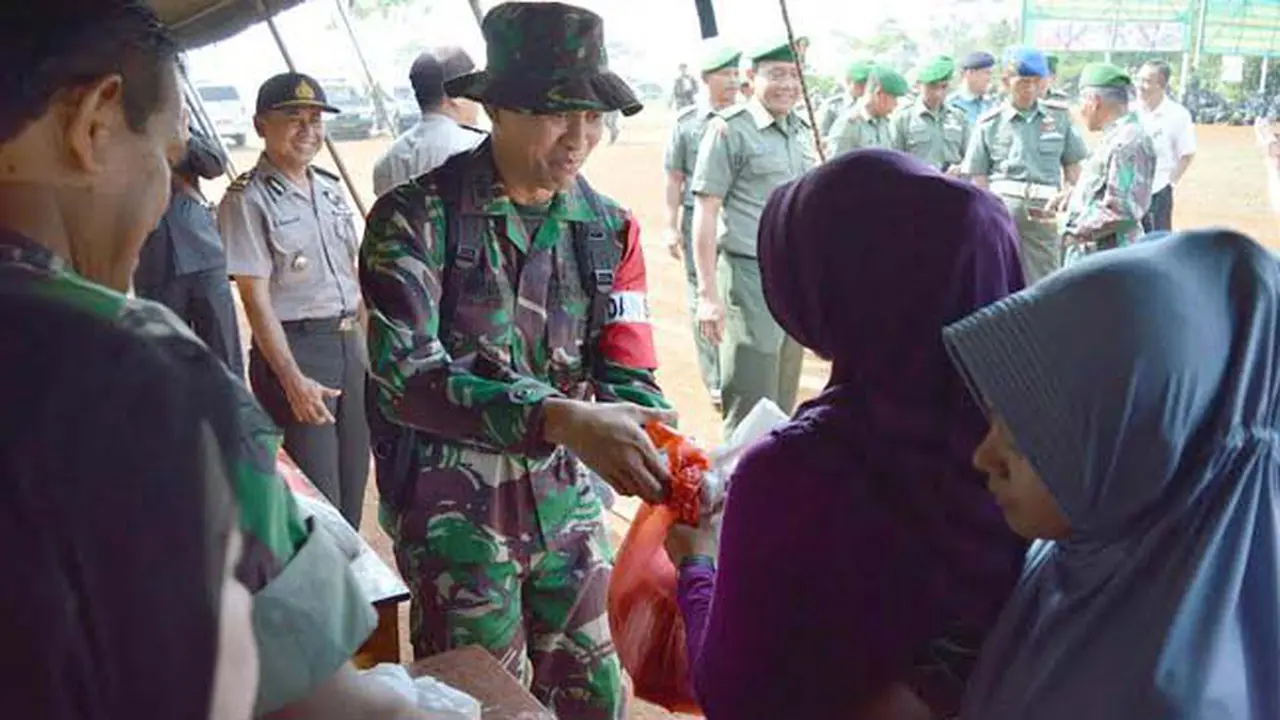 Jelang Puasa, TNI Bagi-Bagi Sembako di Pandeglang