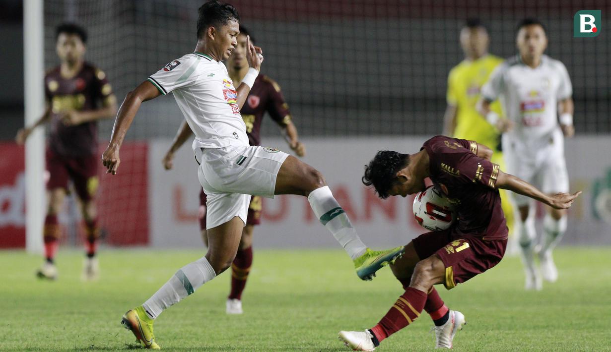 PSM langsung tampil menyerang di awal babak kedua mengingat mereka unggul jumlah pemain. Akan tetapi, beberapa kali upaya serangan tim berjulukan Juku Eja tersebut masih belum membuahkan hasil. (Bola.com/M Iqbal Ichsan)