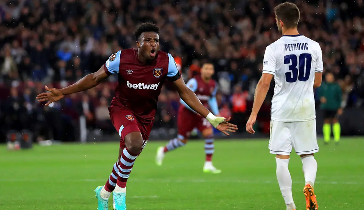 Pemain West Ham United Mohammed Kudus melakukan selebrasi usai mencetak gol ke gawang TSC Backa Topola pada pertandingan Grup A Liga Europa di Stadion London, London, Inggris, Kamis (21/9/2023). West Ham United menang 3-1. (Bradley Collyer/PA via AP)