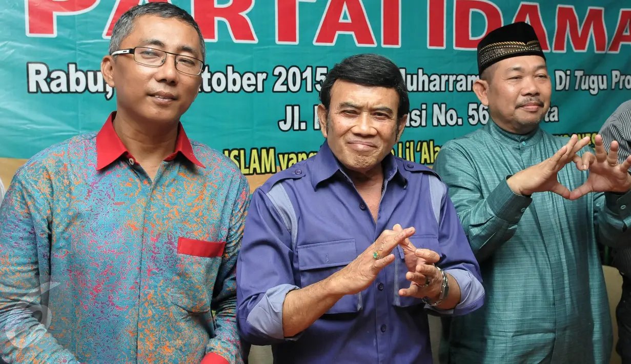 Ketua Umum Partai Islam Damai Aman (Idaman) Rhoma Irama (kanan) berpose sambil memperlihatkan bentuk hati, Jakarta, Senin (14/10/2015). Partai Idaman akan dideklarasikan pada 1 Muharram (14 Oktober 2015). (Liputan6.com/Johan Tallo)