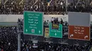 Pria Yahudi Ultra-Ortodoks memprotes rencana pemaksaan mereka untuk bertugas di militer Israel, di Yerusalem, Kamis 30 Oktober 2025. Para pria ultra-Ortodoks tersebut bernyanyi, bertepuk tangan, dan membawa spanduk bertuliskan bahwa mereka lebih memilih masuk penjara daripada harus masuk militer. (AP Photo/Ohad Zwigenberg)